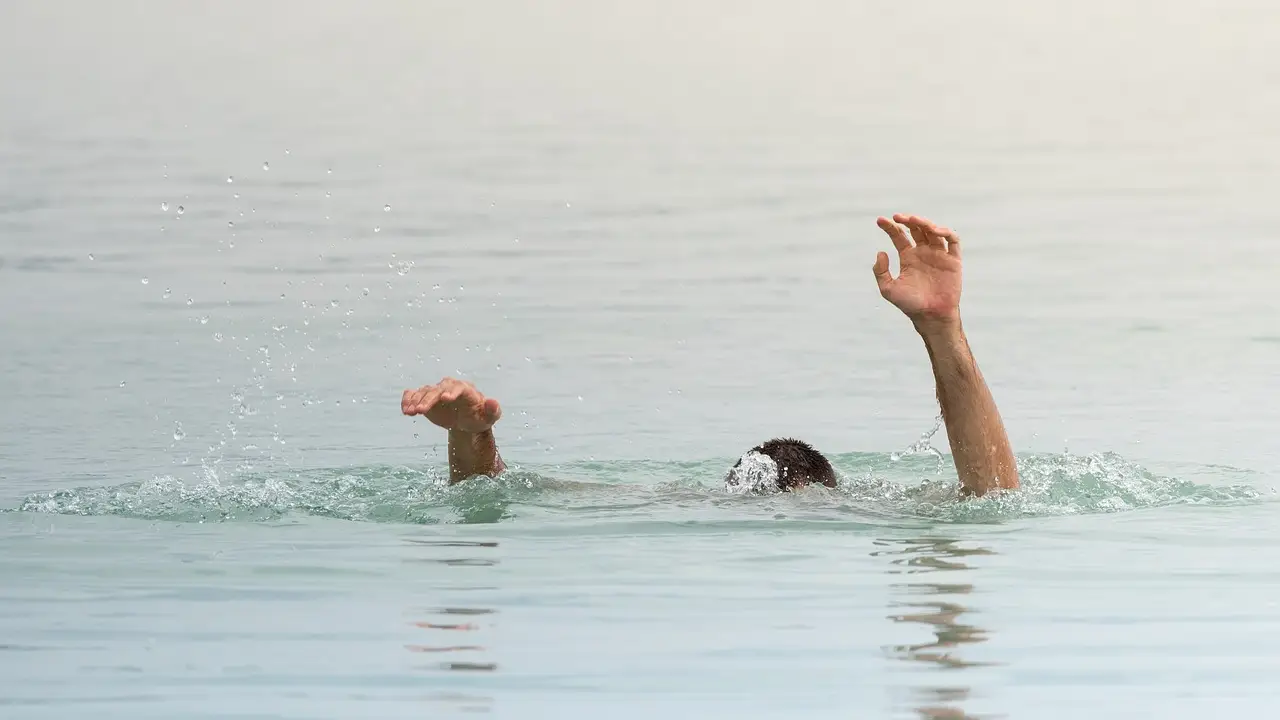 Imagen de archivo de un joven en el mar Imagen de archivo de un joven en el mar