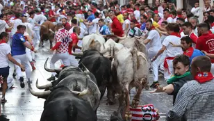 Los toros de la ganadería de Cebada Gago entran en la plaza del Ayuntamiento durante el tercer encierro de los sanfermines 2023, este domingo. 