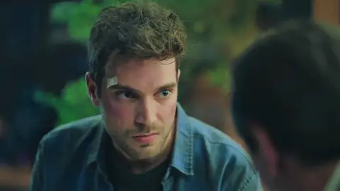 Yekta presiona a Burak y el periodista acaba confesando que... ¡es el asesino! Yekta presiona a Burak y el periodista acaba confesando que... ¡es el asesino!