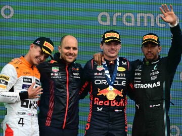 Verstappen, Norris y Hamilton en el podio de Silverstone