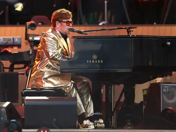 Foto de archivo del pasado junio del cantante Elton John, que ha terminado su gira de despedida en Estocolmo, cuando tocó dentro de la misma gira en el Festival de Glastonbury. Foto de archivo del pasado junio del cantante Elton John, que ha terminado su gira de despedida en Estocolmo, cuando tocó dentro de la misma gira en el Festival de Glastonbury.