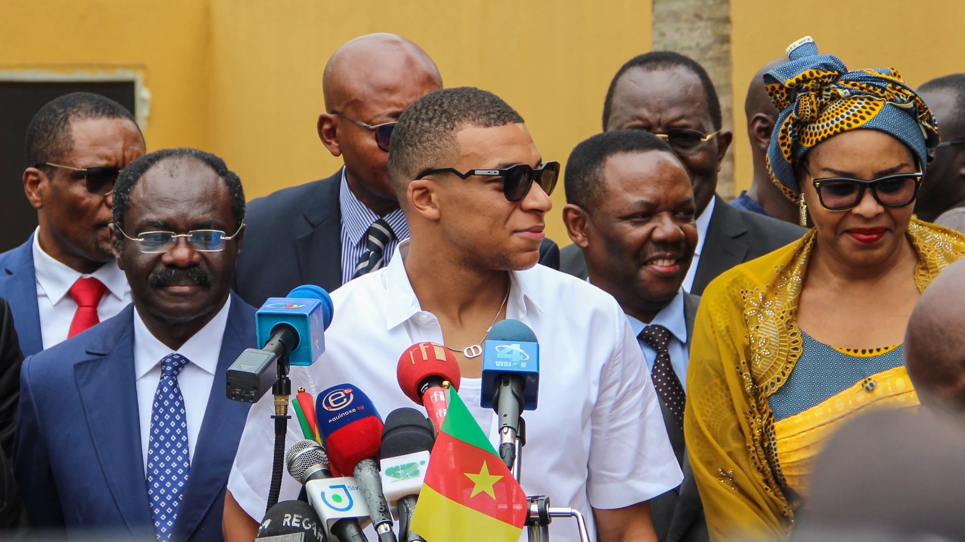Kylian Mbappé, en un visita a Camerún Kylian Mbappé, en un visita a Camerún