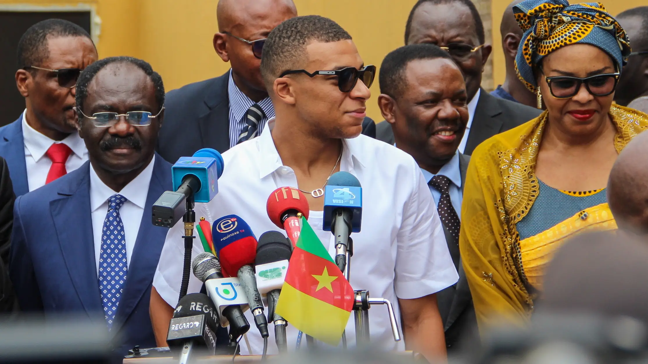 Kylian Mbappé, en un visita a Camerún Kylian Mbappé, en un visita a Camerún