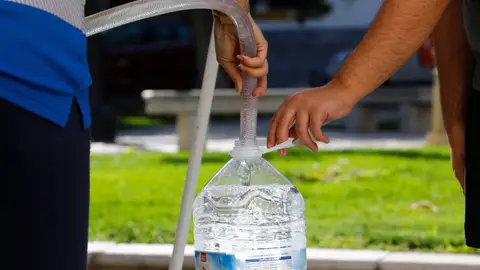 Reparto de agua con camiones cisterna