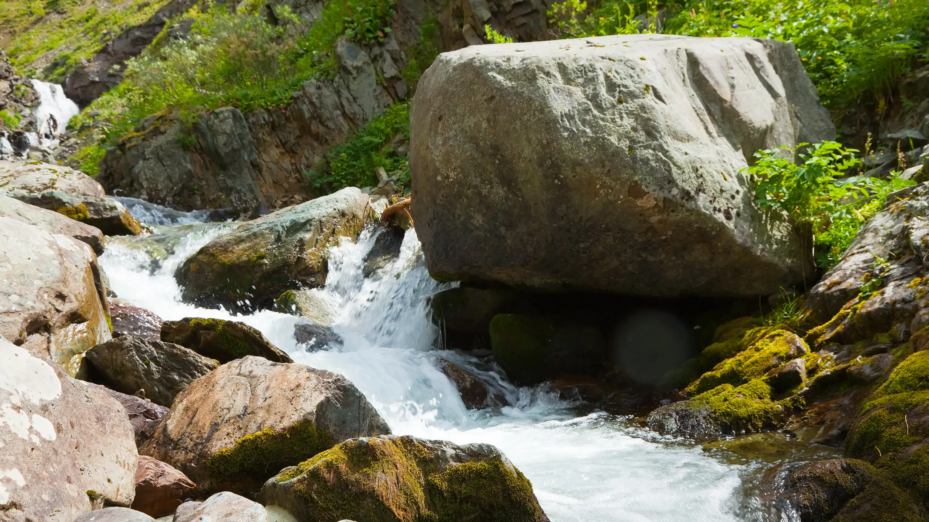 Rocas en un r&iacute;o
