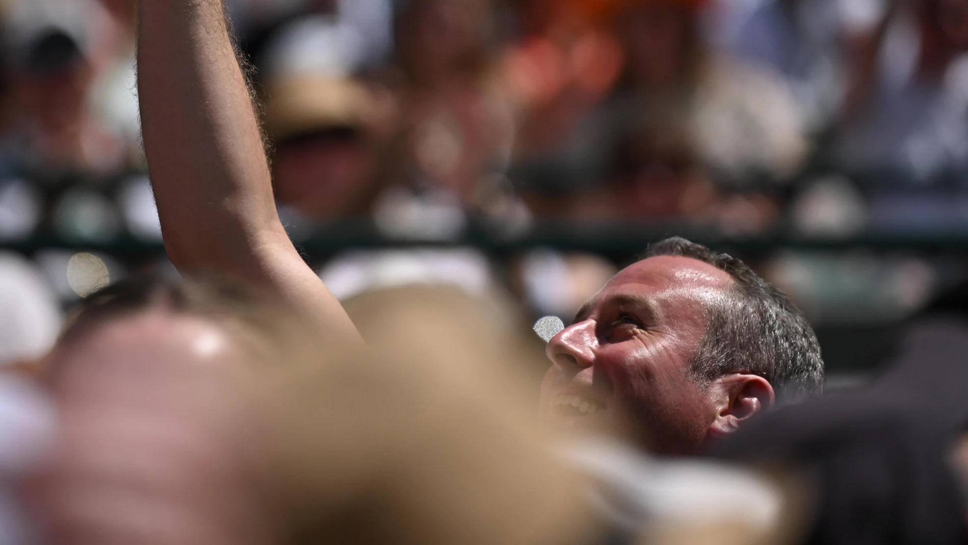 Momento en el que la pelota entra dentro del vaso del aficionado Momento en el que la pelota entra dentro del vaso del aficionado