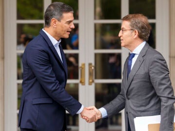 El presidente del Gobierno en funciones, Pedro Sánchez, y el líder del PP, Alberto Núñez Feijóo