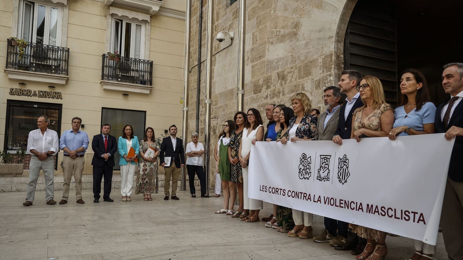 La presidenta de las Cortes Valencianas, de Vox, no posa junto a la pancarta en contra del crimen machista de Antella