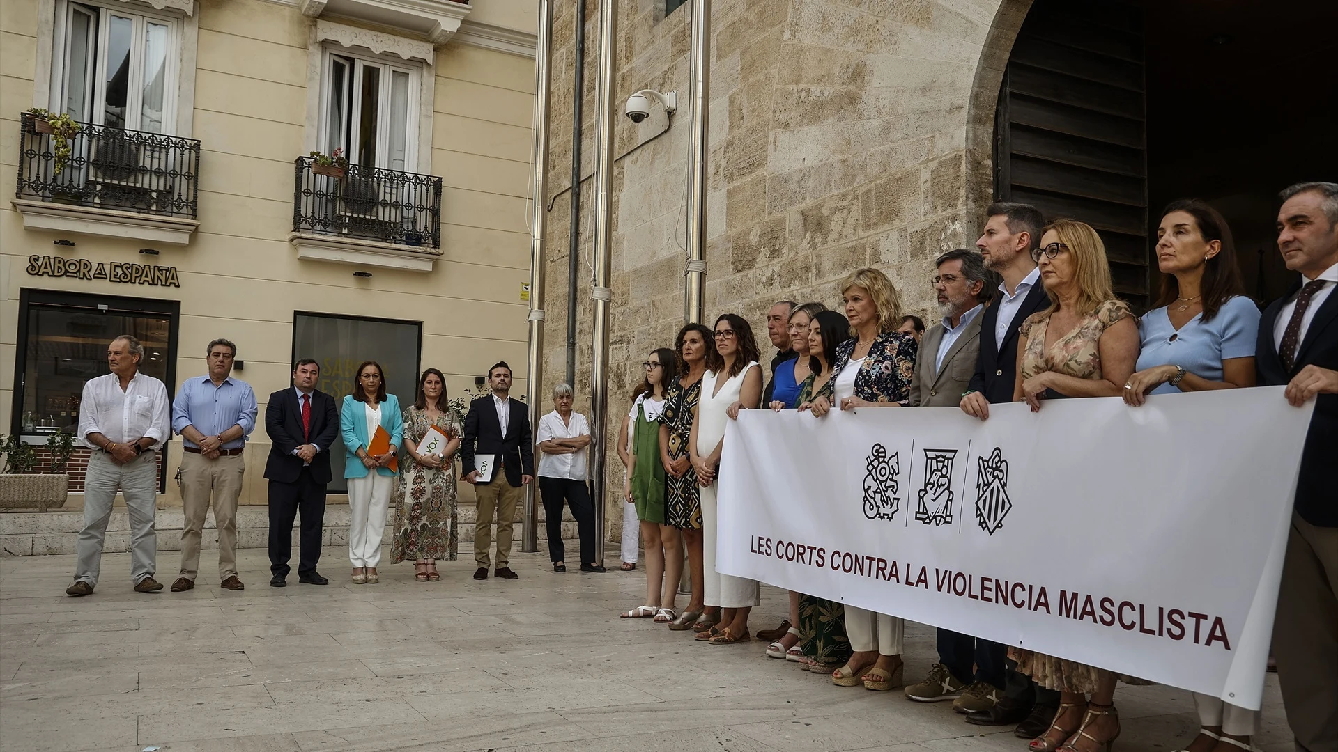 Vox se aparta de la pancarta contra la violencia machista en Valencia Vox se aparta de la pancarta contra la violencia machista en Valencia