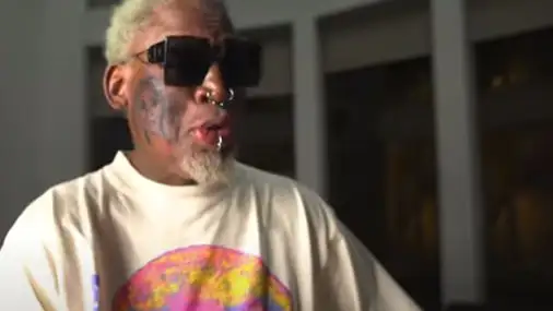 Dennis Rodman se acaba de tatuar la cara de su novia en la mejilla