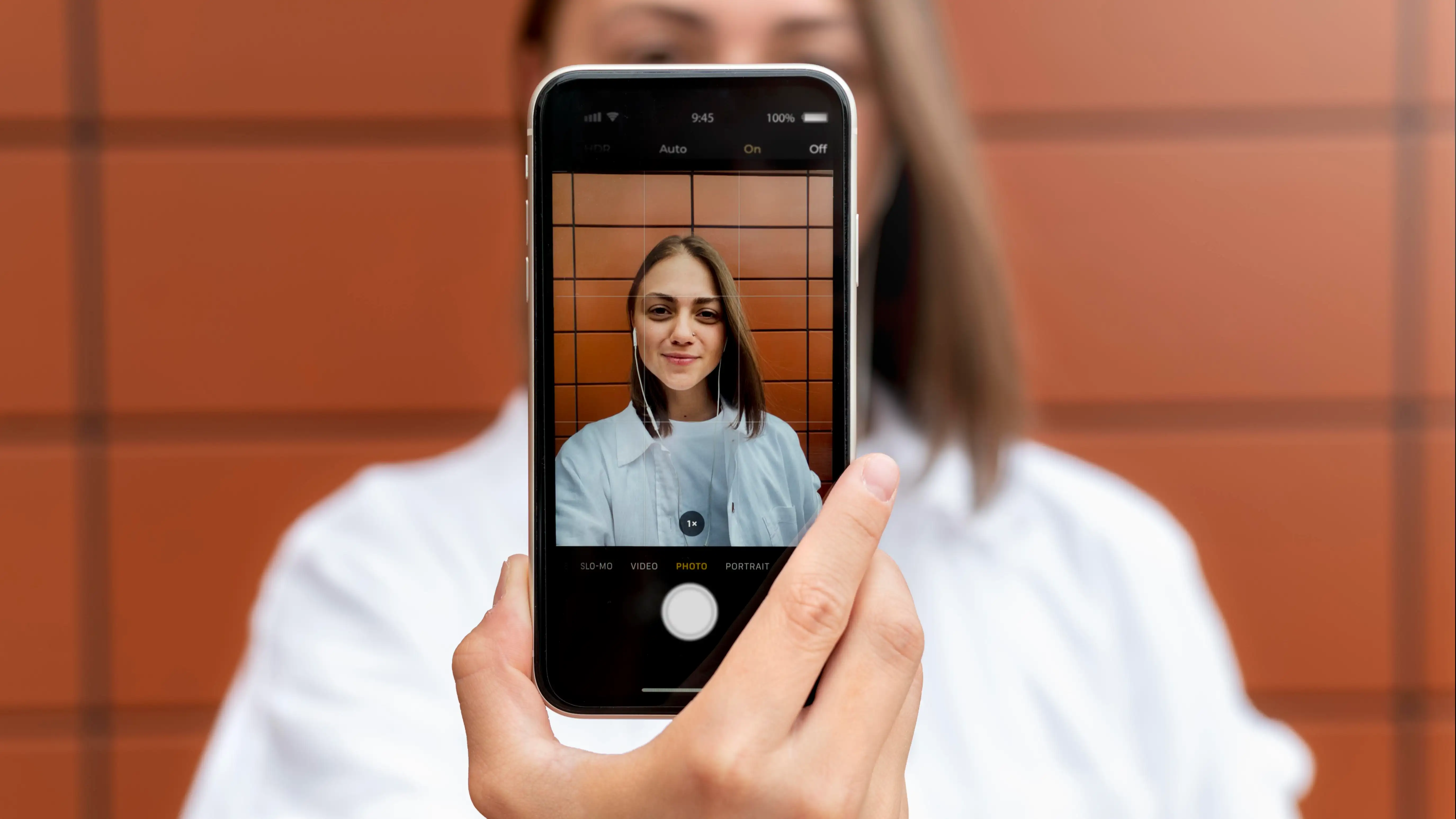 Una joven haciéndose un selfie Una joven haciéndose un selfie