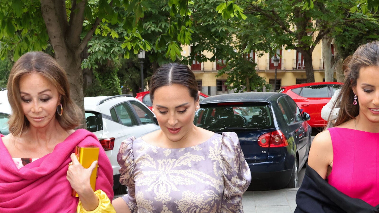 Los vestidos de Isabel Preysler y sus hijas Ana Boyer y Chábeli Iglesias para la boda de Tamara Falcó e Íñigo Onieva