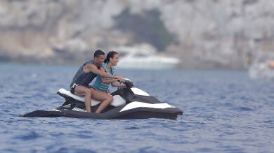 Las fotos virales de Georgina Rodríguez en bikini con Cristiano Ronaldo en una moto de agua: 