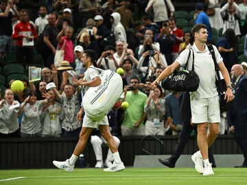 Novak Djokovic y Hubert Hurkacz abandona la pista central de Wimbledon tras la suspensión