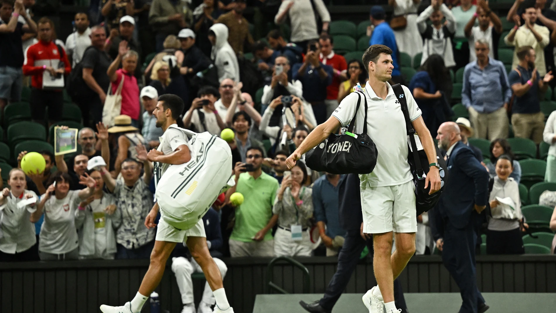 Novak Djokovic y Hubert Hurkacz abandona la pista central de Wimbledon tras la suspensión Novak Djokovic y Hubert Hurkacz abandona la pista central de Wimbledon tras la suspensión