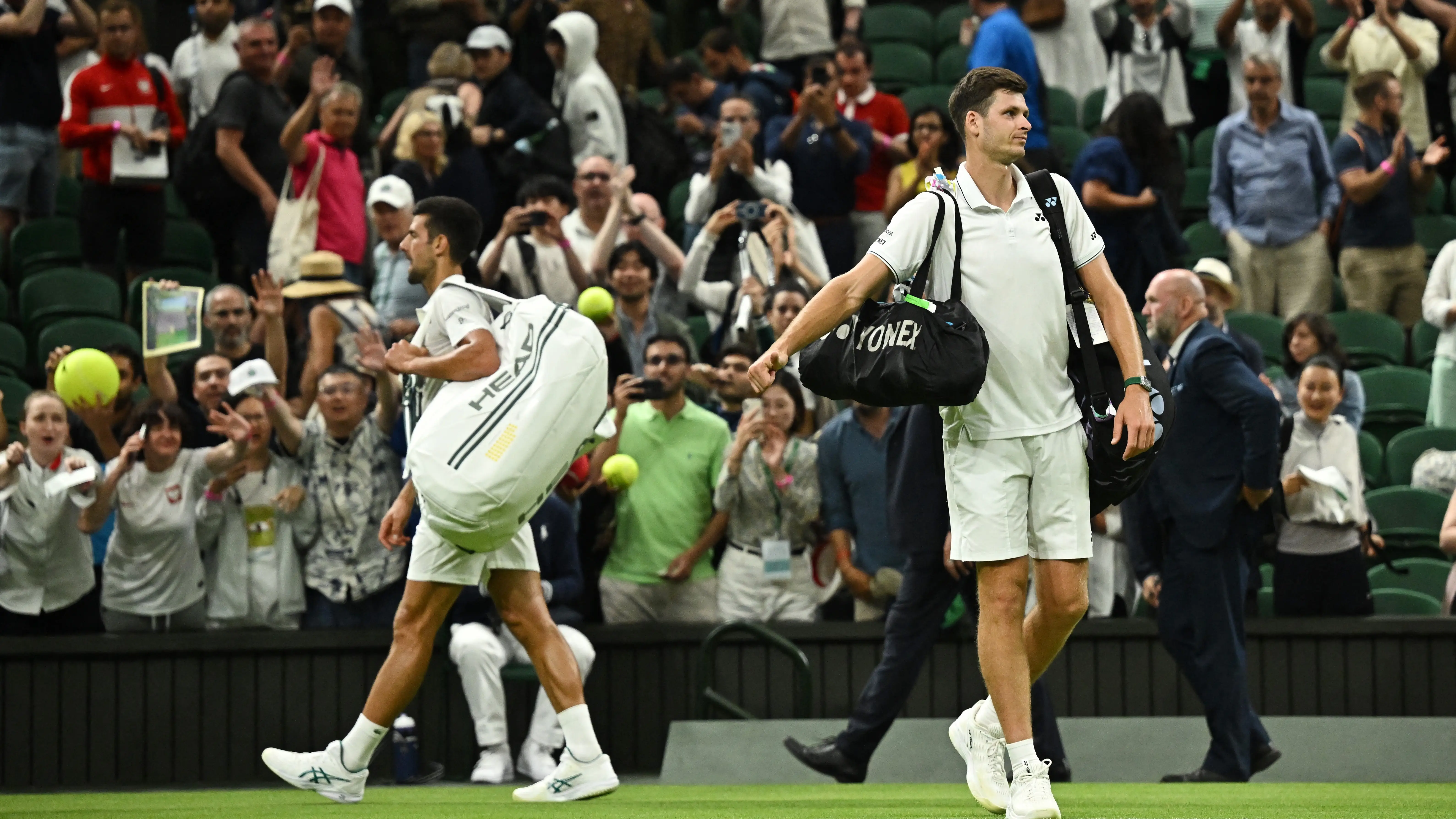 Novak Djokovic y Hubert Hurkacz abandona la pista central de Wimbledon tras la suspensi&oacute;n