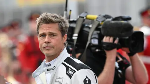 Brad Pitt con uniforme durante el rodaje de su nueva película de F1 Brad Pitt con uniforme durante el rodaje de su nueva película de F1