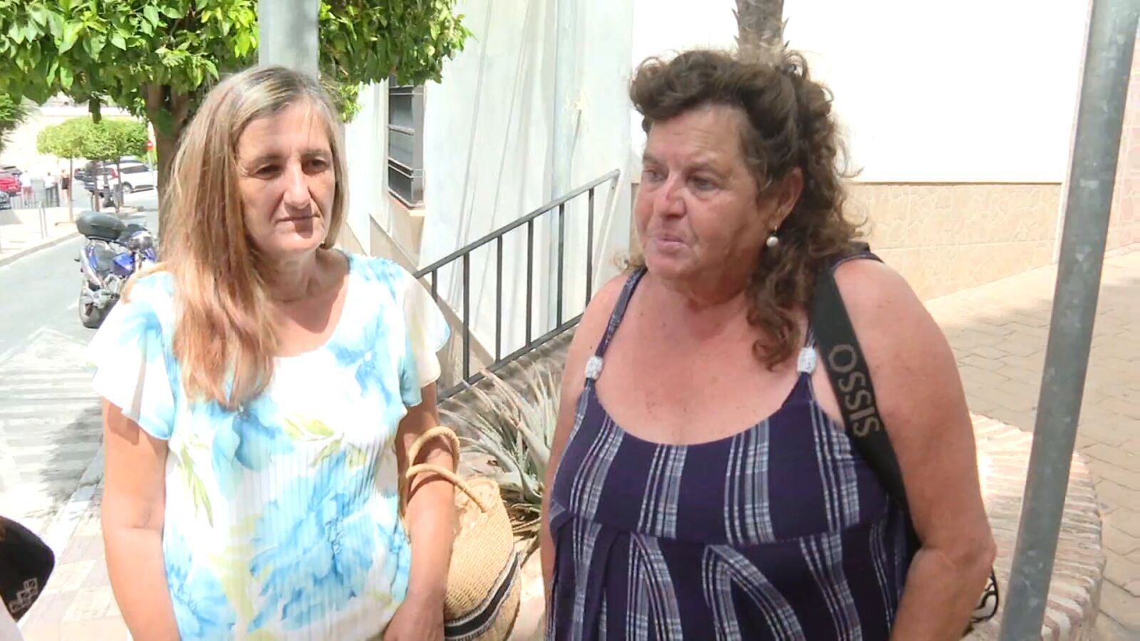 Dos vecinas de Torrox (Málaga), recompensadas por devolver 3.000 euros que encontraron en el suelo: 