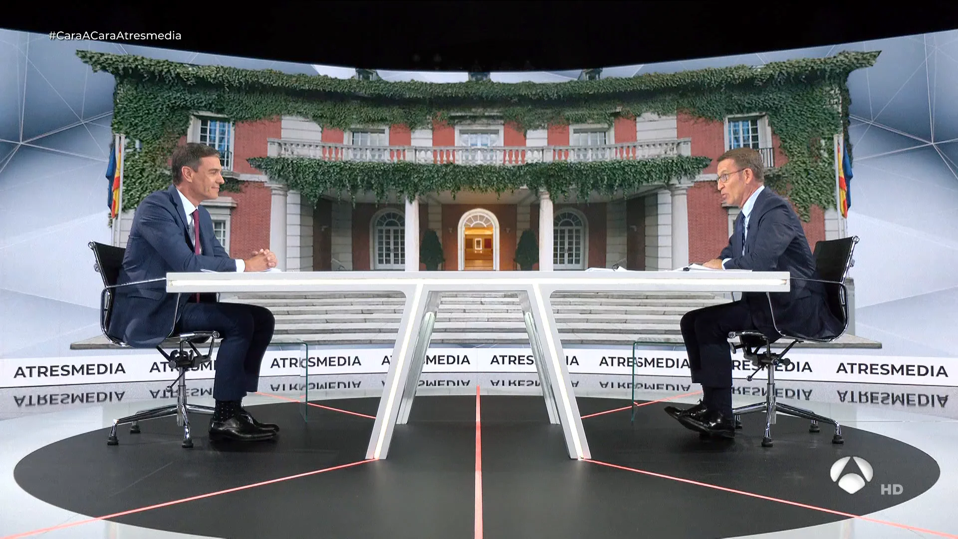 Primer rifirrafe entre S&aacute;nchez y Feij&oacute;o en el 'cara a cara': "Festival del humor del se&ntilde;or Feij&oacute;o"