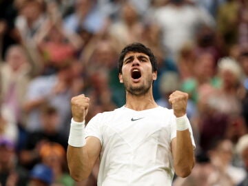 Carlos Alcaraz después de ganar contra Matteo Berrettini en octavos de final de Wimbledon