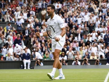 Novak Djokovic celebra la victoria contra Andrey Rublev en cuartos de final de Wimbledon