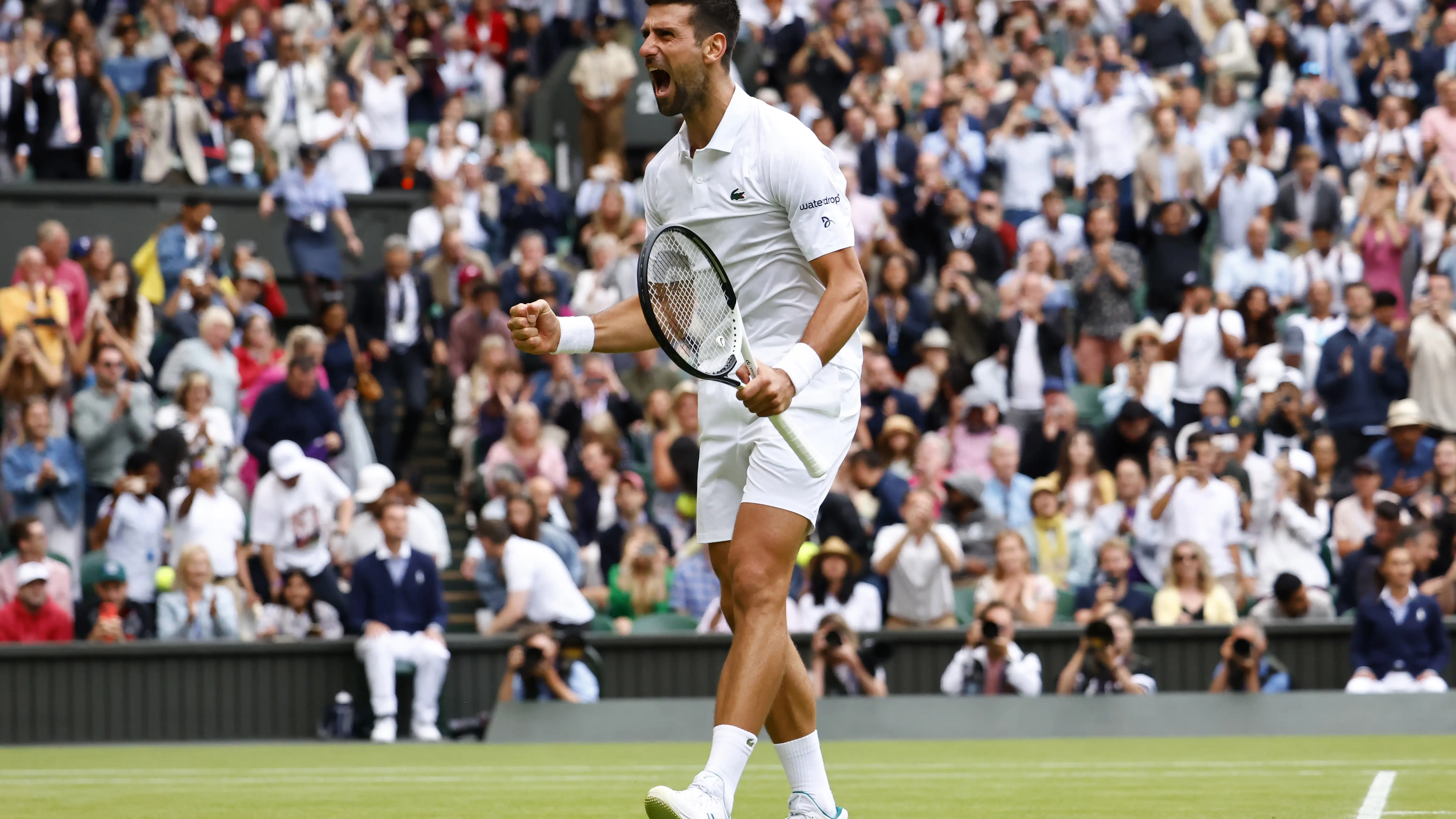 Novak Djokovic celebra la victoria contra Andrey Rublev en cuartos de final de Wimbledon Novak Djokovic celebra la victoria contra Andrey Rublev en cuartos de final de Wimbledon
