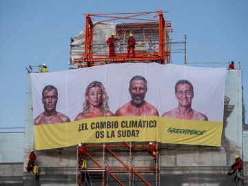 La singular lona de Greanpace en Madrid: Sánchez, Feijóo, Díaz y Abascal "sudando" por el cambio climático