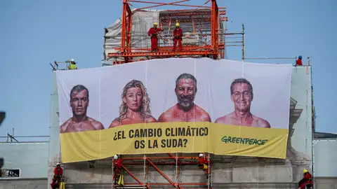 La singular lona de Greanpace en Madrid: Sánchez, Feijóo, Díaz y Abascal "sudando" por el cambio climático La singular lona de Greanpace en Madrid: Sánchez, Feijóo, Díaz y Abascal "sudando" por el cambio climático