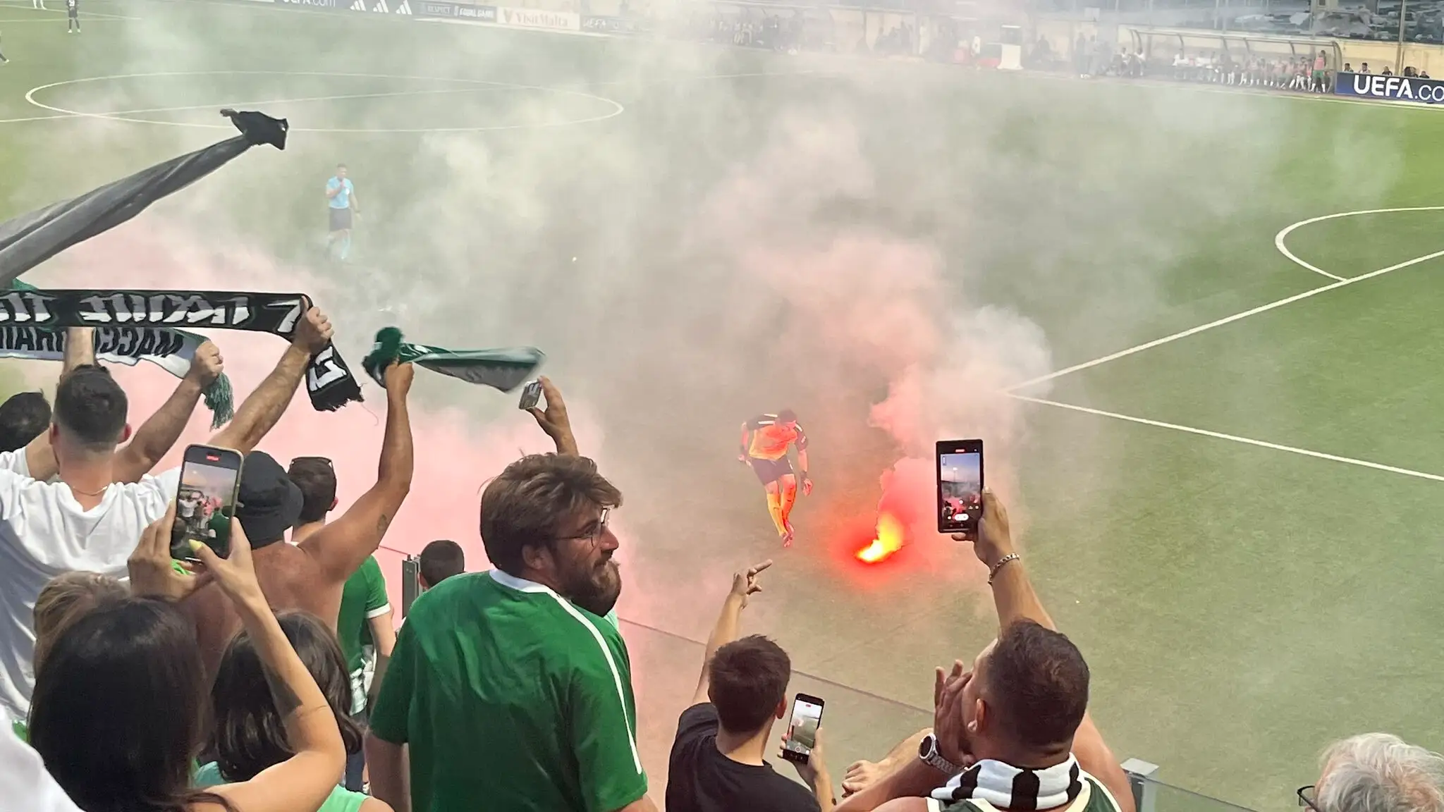 Aficionados israelíes lanzan objetos y bengalas al césped del Centenary Stadium Aficionados israelíes lanzan objetos y bengalas al césped del Centenary Stadium