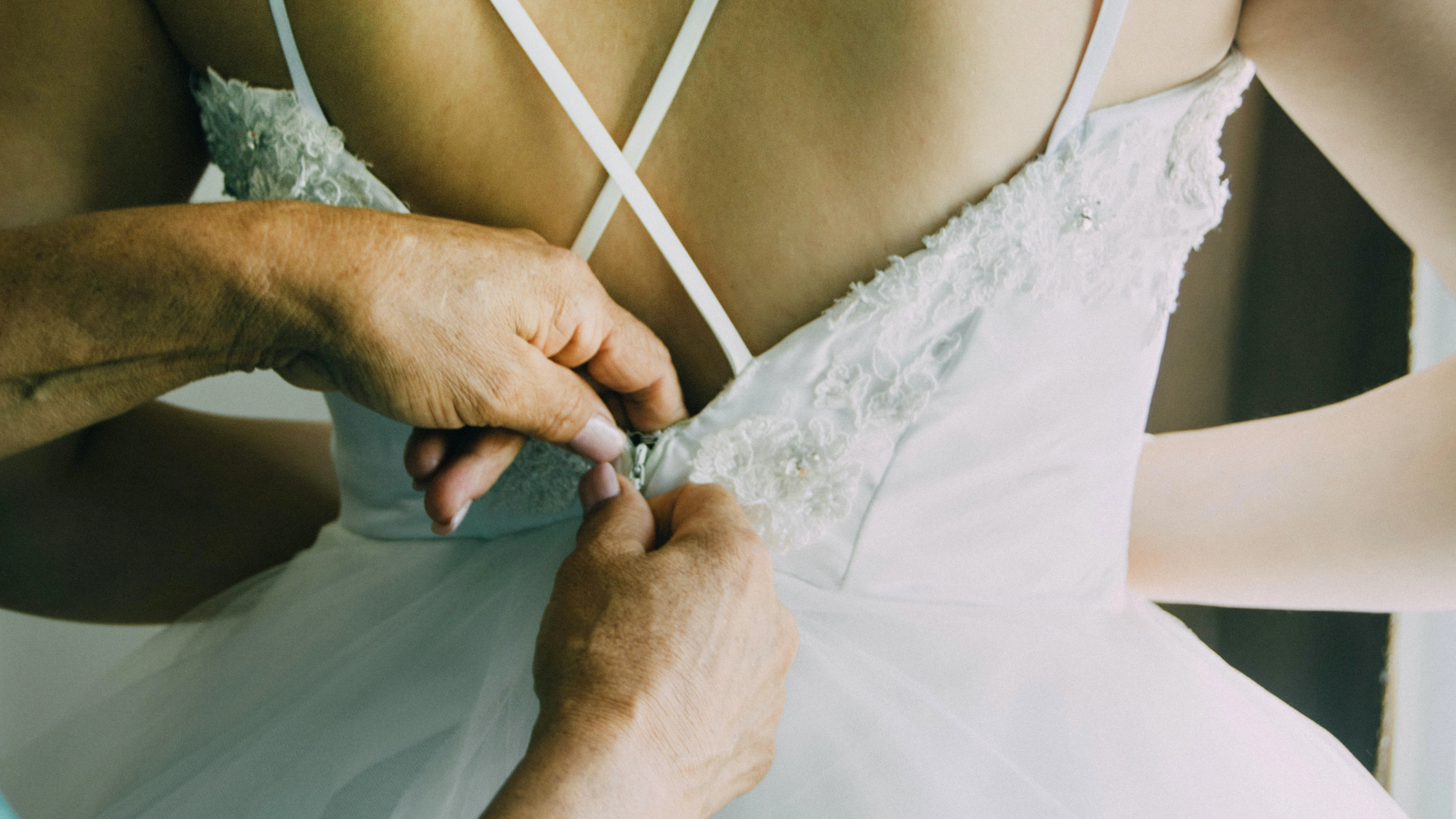 Novia poniéndose el traje Novia poniéndose el traje