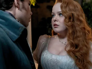 Luke Newton como Colin Bridgerton y Nicola Coughlan como Penelope Featherington en la temporada 3 Luke Newton como Colin Bridgerton y Nicola Coughlan como Penelope Featherington en la temporada 3