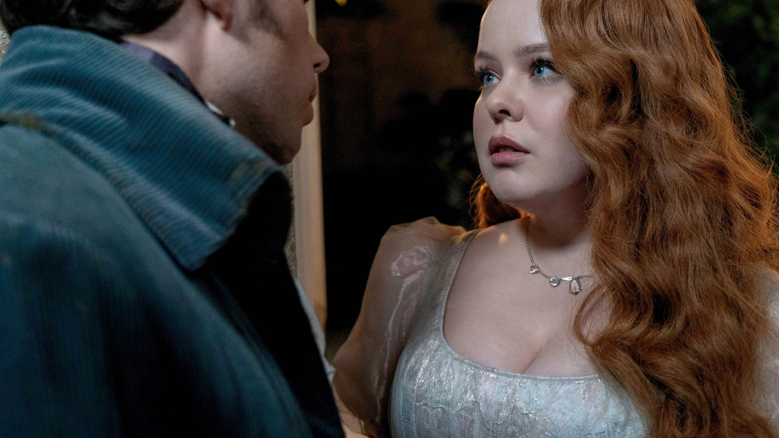 Luke Newton como Colin Bridgerton y Nicola Coughlan como Penelope Featherington en la temporada 3 Luke Newton como Colin Bridgerton y Nicola Coughlan como Penelope Featherington en la temporada 3