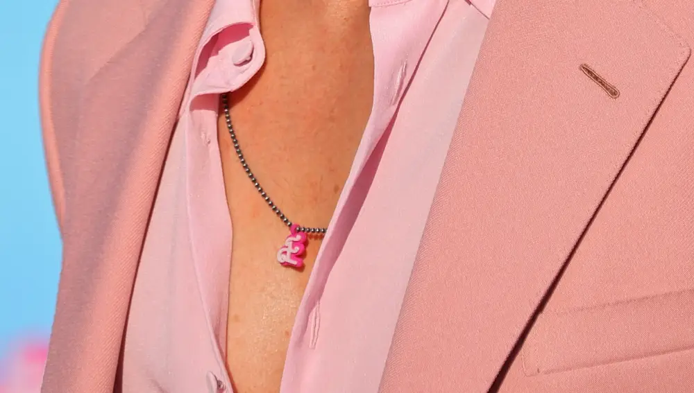 Ryan Gosling lleva un colgante con la letra E de Eva Mendes en la premiere de 'Barbie'