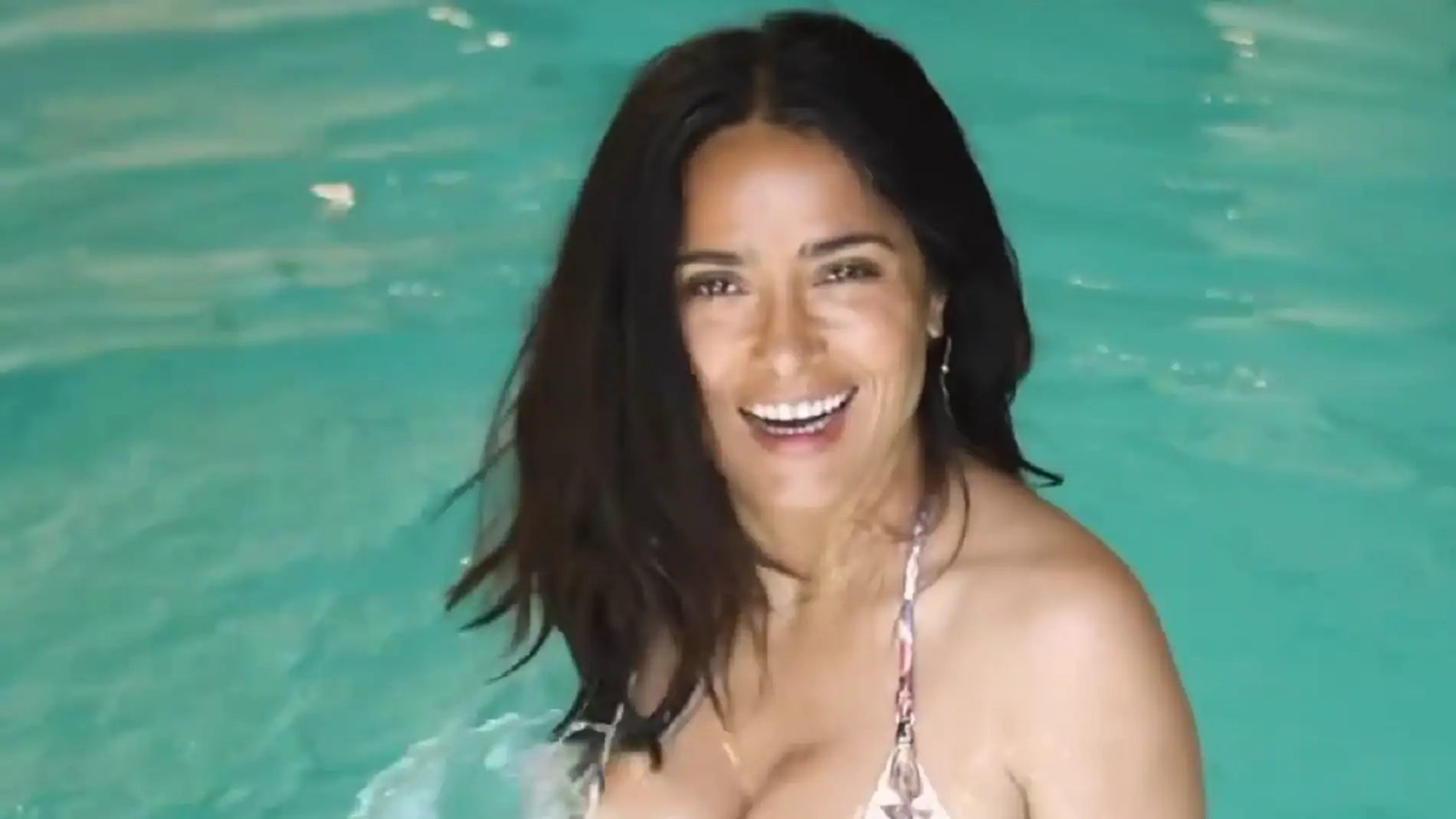 Salma Hayek en bikini en la piscina