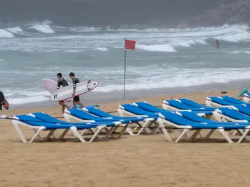 Imagen de una playa con bandera roja Imagen de una playa con bandera roja