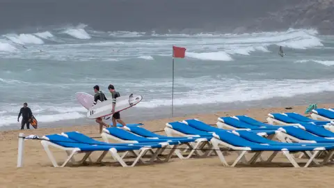 Imagen de una playa con bandera roja Imagen de una playa con bandera roja