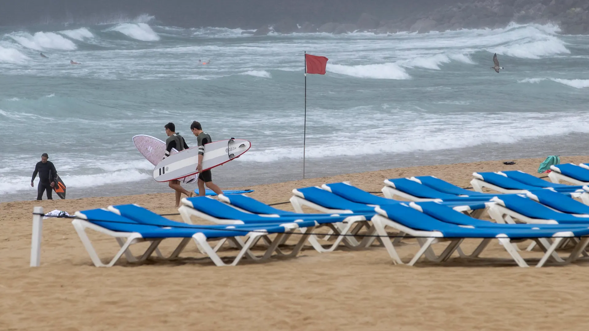 Imagen de una playa con bandera roja Imagen de una playa con bandera roja
