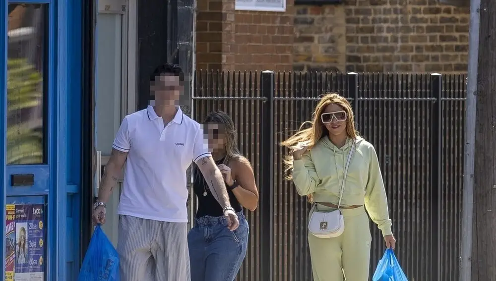 Shakira y sus amigos por las calles de Londres