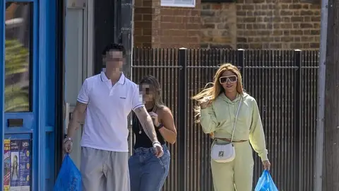 Shakira y sus amigos por las calles de Londres Shakira y sus amigos por las calles de Londres