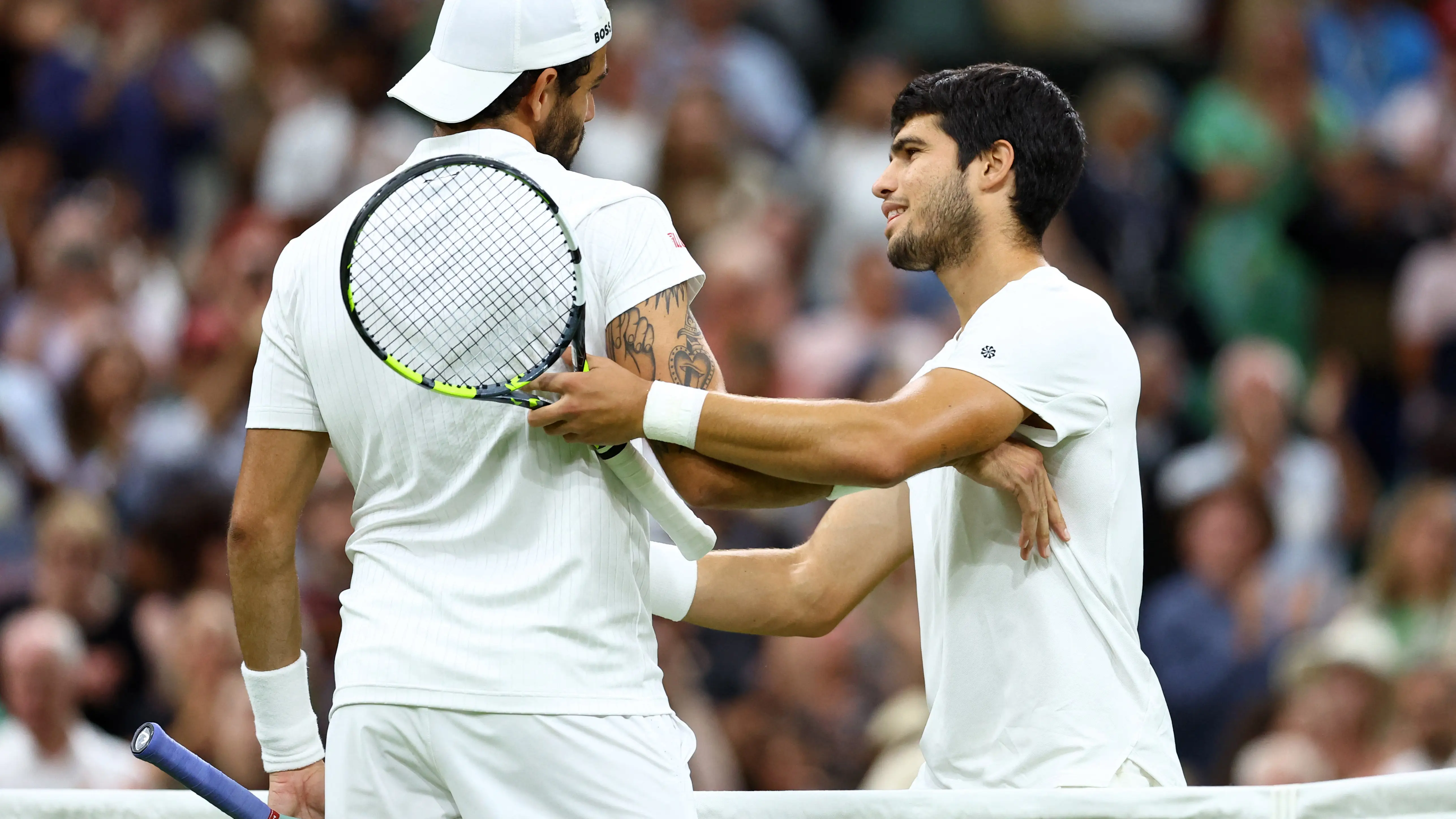 Matteo Berrettini felicita a Carlos Alcaraz en la central del All England Club
