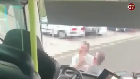 El vídeo de la agresión al conductor de una guagua en Gran Canaria El vídeo de la agresión al conductor de una guagua en Gran Canaria