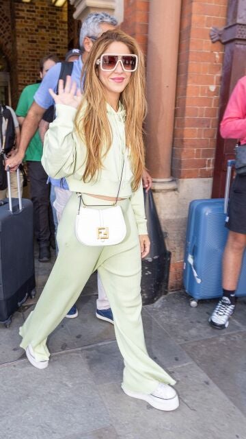 Shakira saludando a la gente en Londres