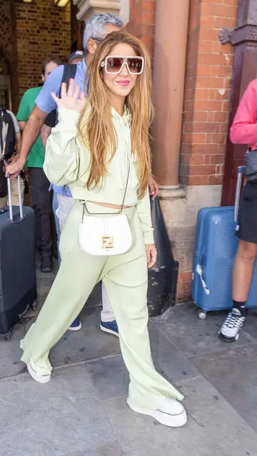 Shakira saludando a la gente en Londres Shakira saludando a la gente en Londres