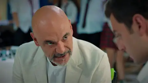 Ahmet amenaza a Ömer y le deja las cosas claras: "Si no me devuelves los relojes, llamaré a la policía" Ahmet amenaza a Ömer y le deja las cosas claras: "Si no me devuelves los relojes, llamaré a la policía"