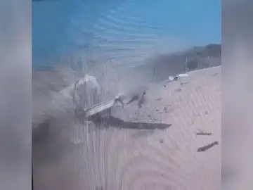 Un avión se estrella en la pista de aterrizaje Un avión se estrella en la pista de aterrizaje