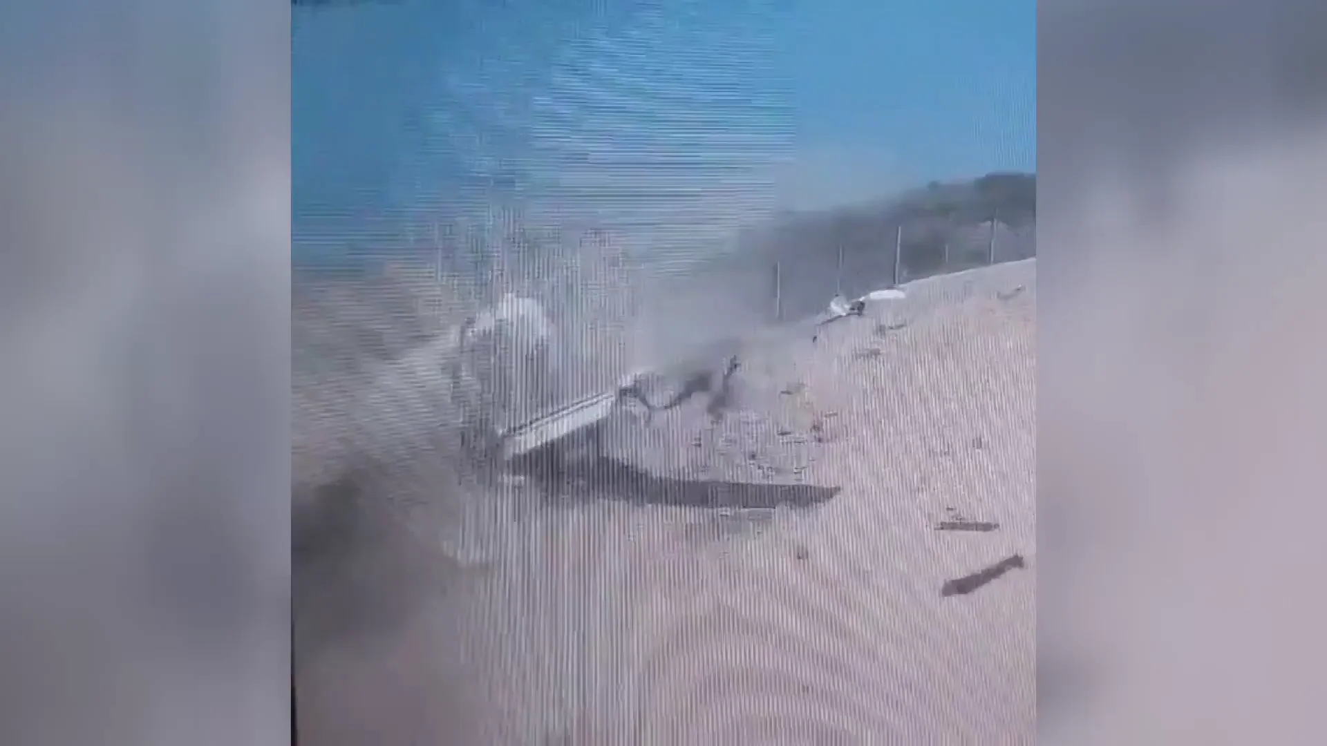 Un avión se estrella en la pista de aterrizaje Un avión se estrella en la pista de aterrizaje