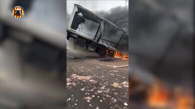 En llamas y colgado de un puente: el impactante accidente de un camión de azulejos en Valencia