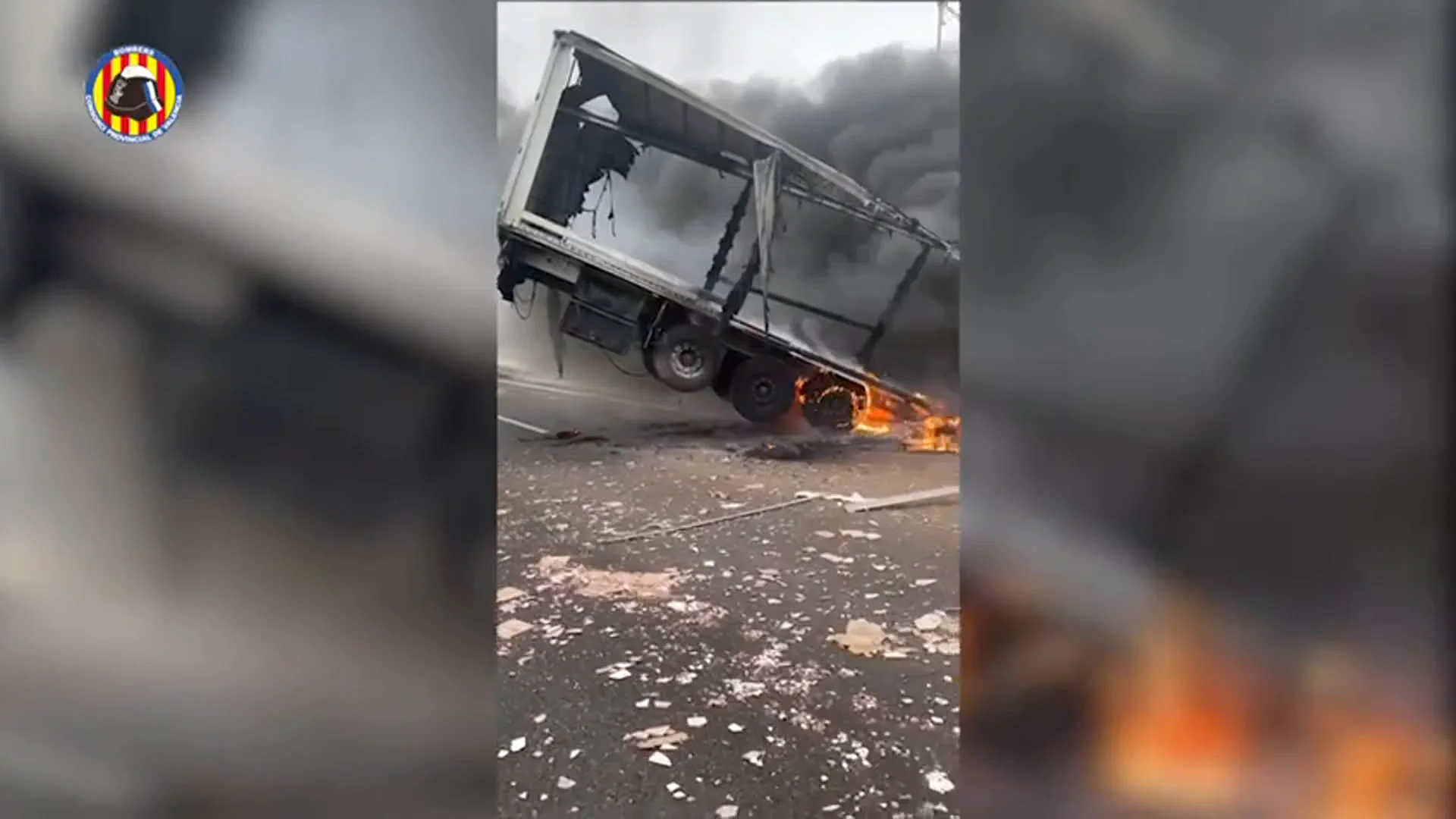 Un cami&oacute;n en llamas se queda colgando de un puente