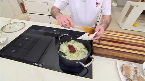 Cuece los ingredientes durante aproximadamente tres cuartos de hora Cuece los ingredientes durante aproximadamente tres cuartos de hora