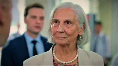 La señora Sevgi vuelve a Estambul ante la sorpresa de todos e impide que Ahmet expulse a Ömer del colegio La señora Sevgi vuelve a Estambul ante la sorpresa de todos e impide que Ahmet expulse a Ömer del colegio